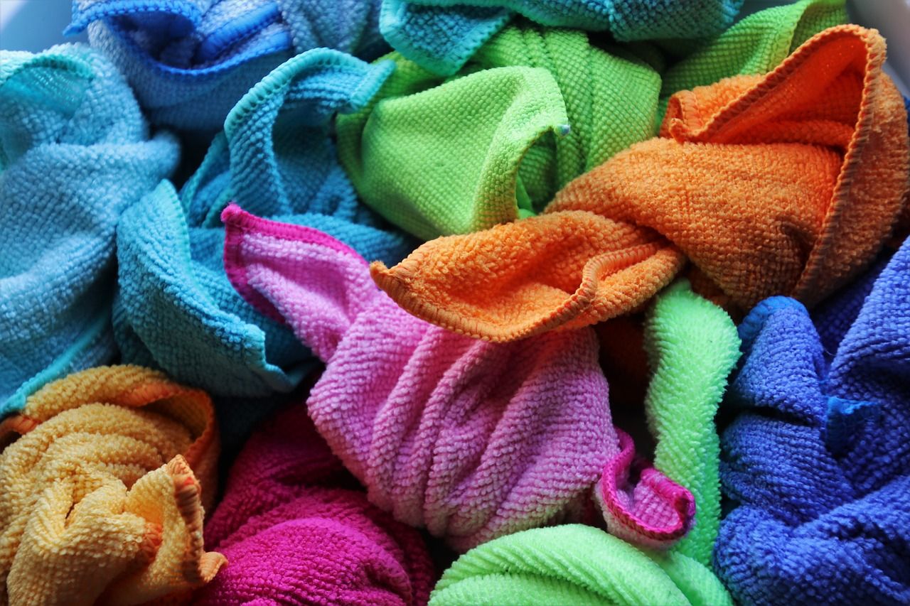 Pościel, koce, narzuty – jak prać, by nie straciły koloru?
