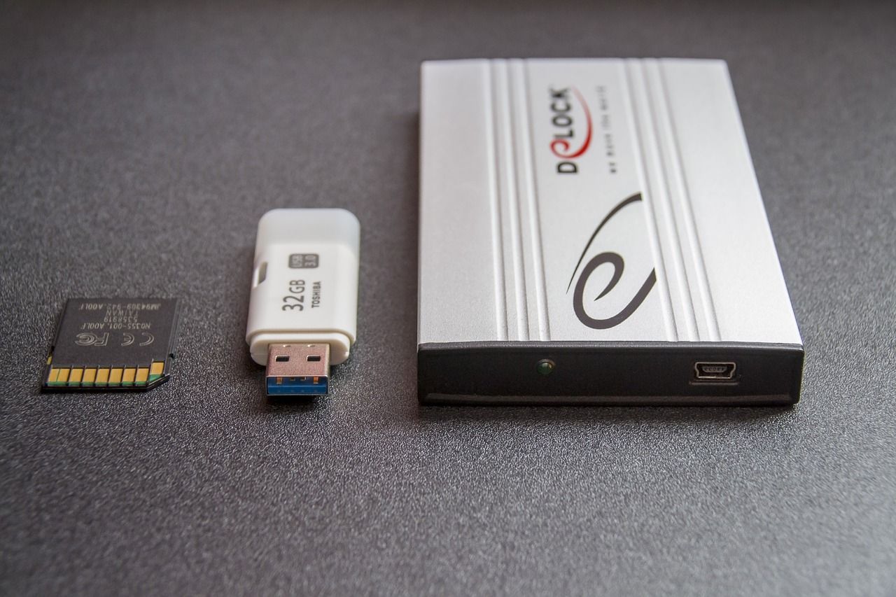 Żarówki, pigułki, koty i kasety – rzecz o niekonwencjonalnych obudowach na pamięć USB