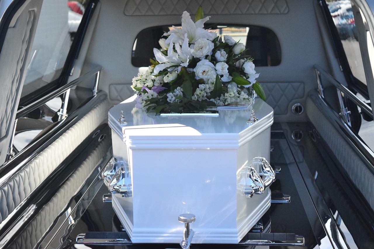 Śmierć bliskiej osoby – jak wygląda przygotowanie ciała do pogrzebu?
