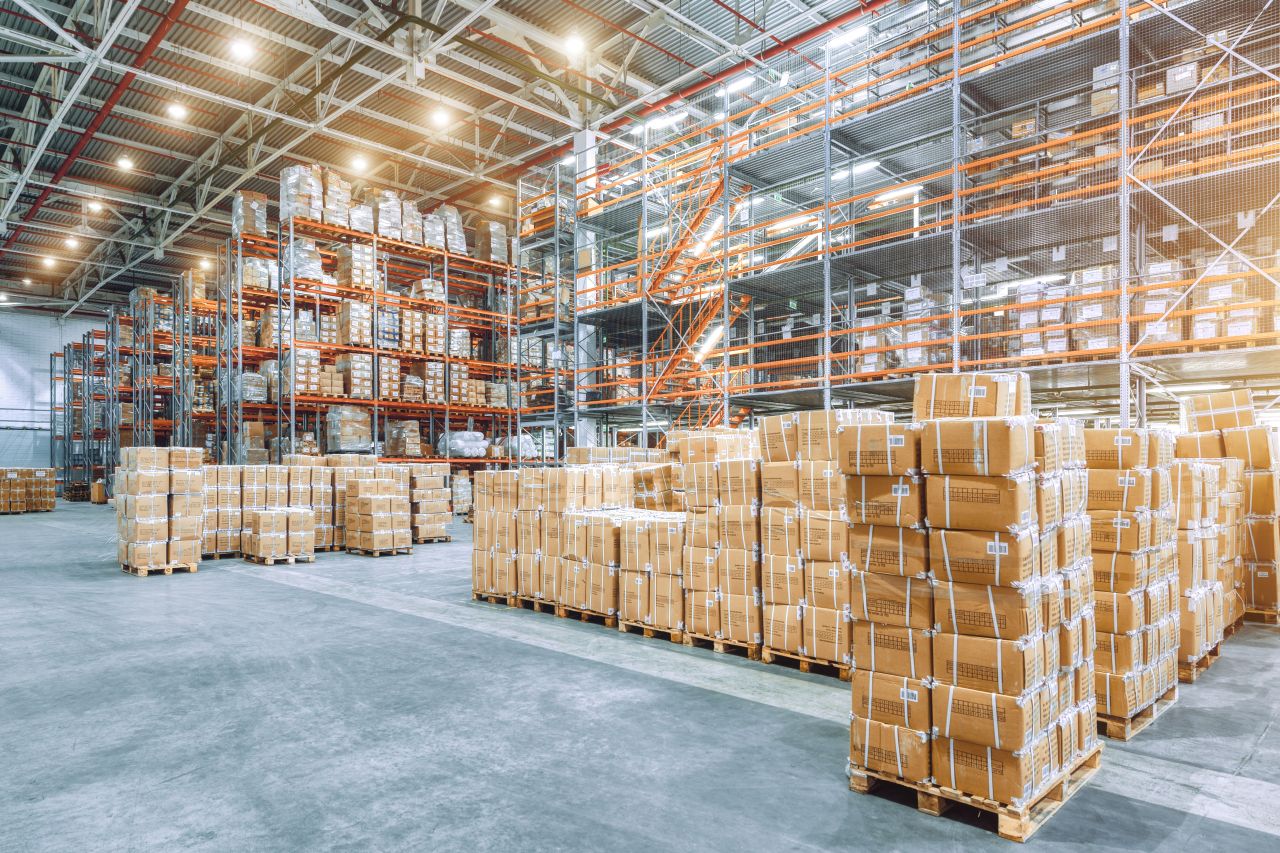 Pakowanie produktów w zakładach produkcyjnych – jak to robić dokładnie i szybko?