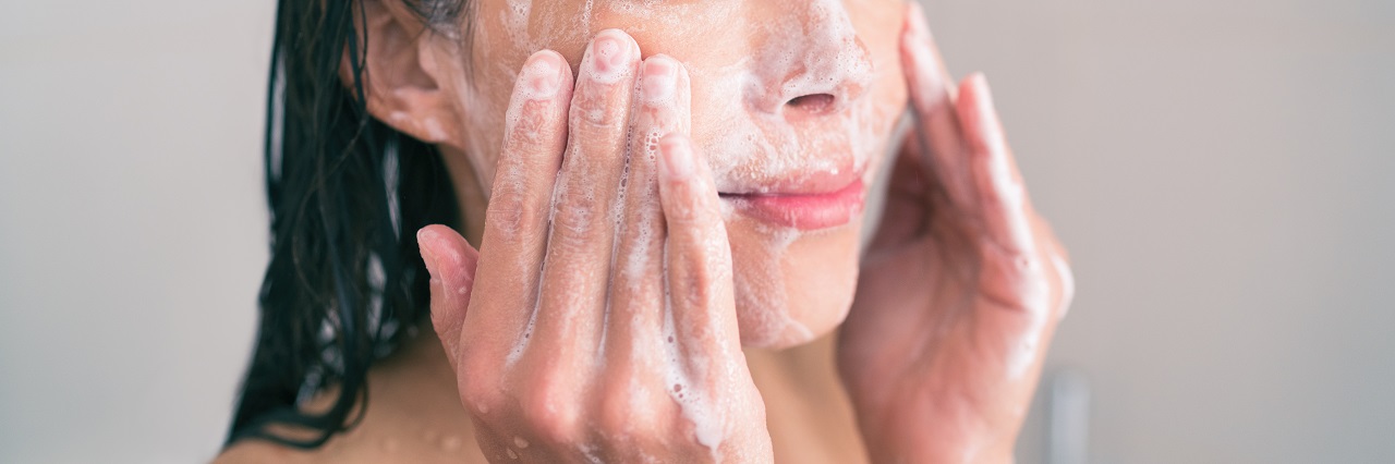 Jak skomponować odpowiednią gamę kosmetyków do pielęgnacji i mycia twarzy?