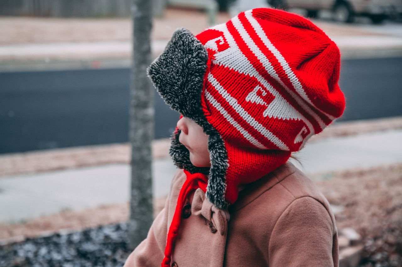 Ubieranie dziecka zimą – jak to robić, żeby nie przegrzać malucha?