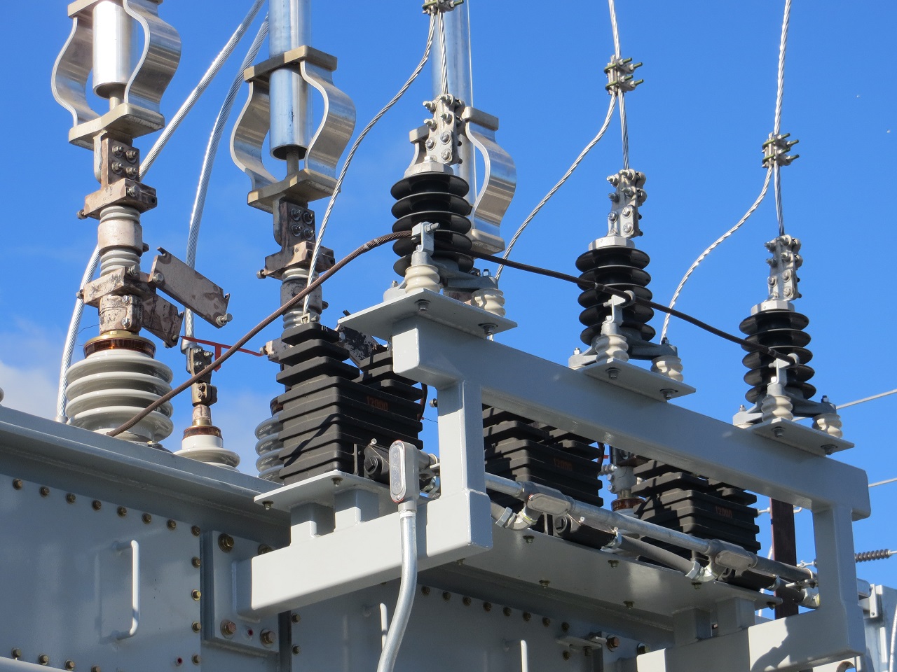 Serwis stacji transformatorowych – czym jest i jak często musi być wykonywany?