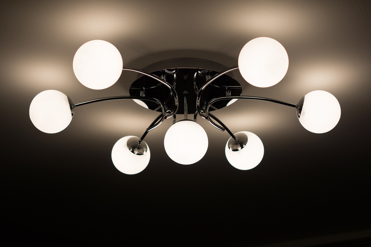 Lampy wiszące w kształcie kuli – do jakiego pomieszczenia będą pasować